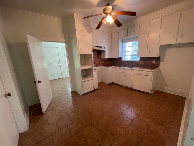 Building Photo - Large 2 Bedroom Home