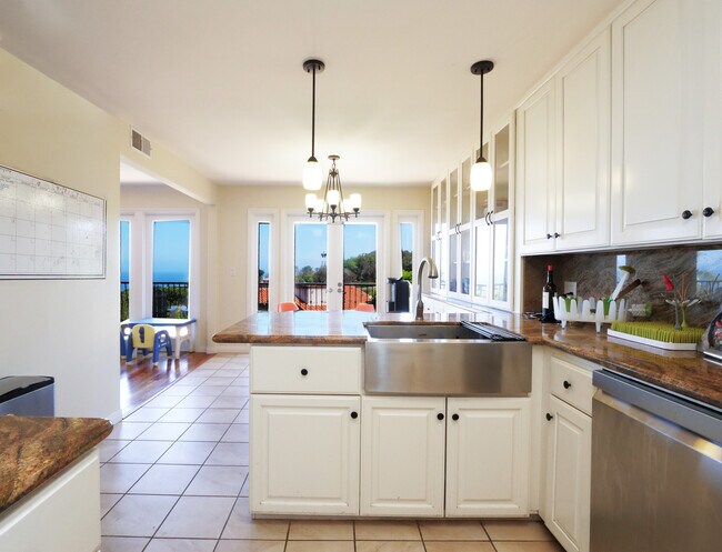 Vistas desde la cocina y el comedor. - 345 Palos Verdes Dr W