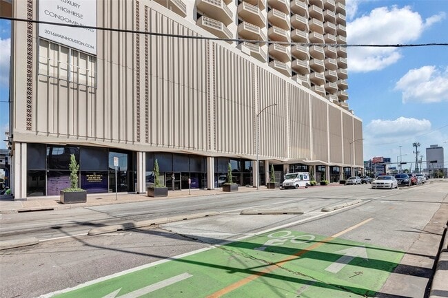 Building Photo - 2016 Main St