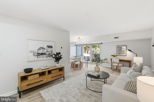 Foto del edificio - Welcome to this rarely available and beautifully updated ground-level condo offering the perfect ...