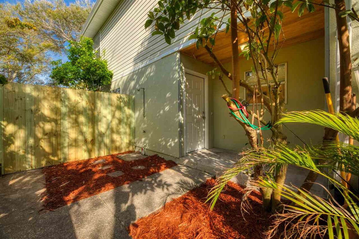 Foto principal - 203 E St