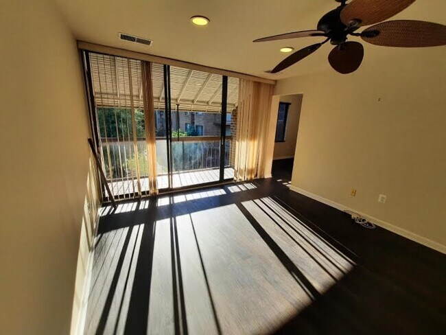 Foto del edificio - 8721 Hayshed Ln