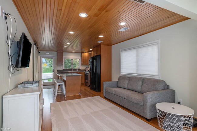 Foto del edificio - 2 br, 1.5 bath House - Portage Lake