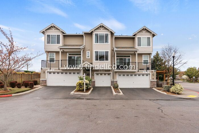 Primary Photo - Picturesque 2 Bedroom 2.5 Bathroom Townhou...