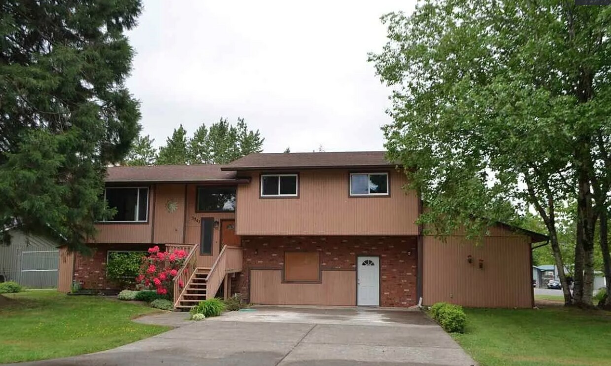 Foto principal - Gorgeous 4 bedroom home on corner lot in B...