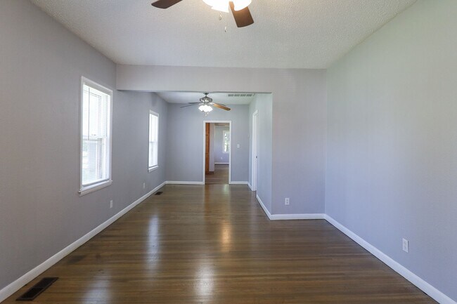 Foto del edificio - Stunning 3 Bed 2 Bath In Quiet Neighborhood