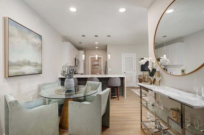 Entrada al apartamento comedor/flexible - Clear Creek Springdale Apartments