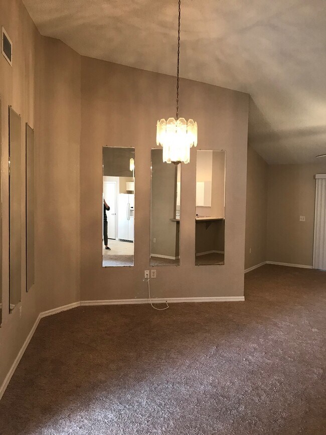 Building Photo - Single family home close to the lake and w...