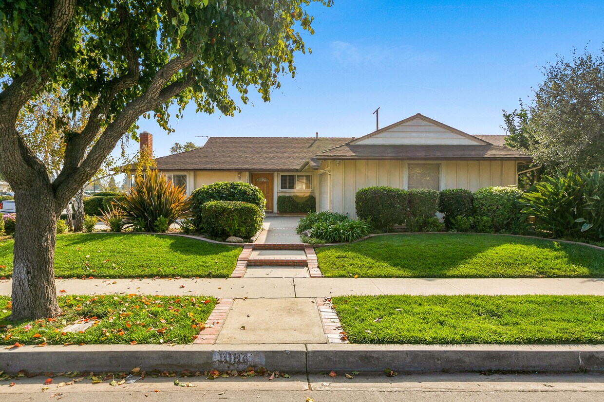 Primary Photo - 1084 Pinehurst Pl