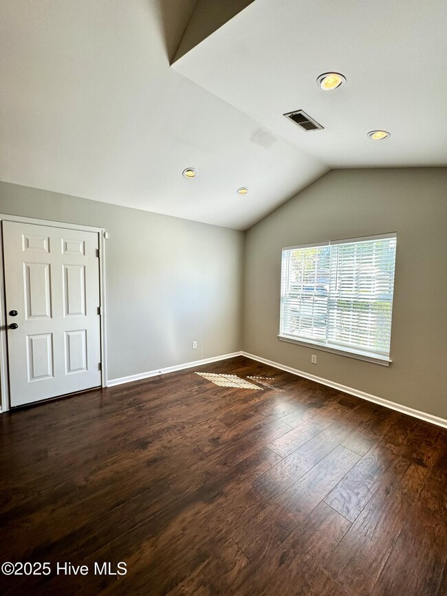 Building Photo - 811 Waddell St