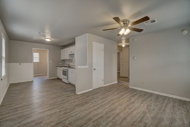 Building Photo - Introducing our charming 3-bedroom, 1-bath...