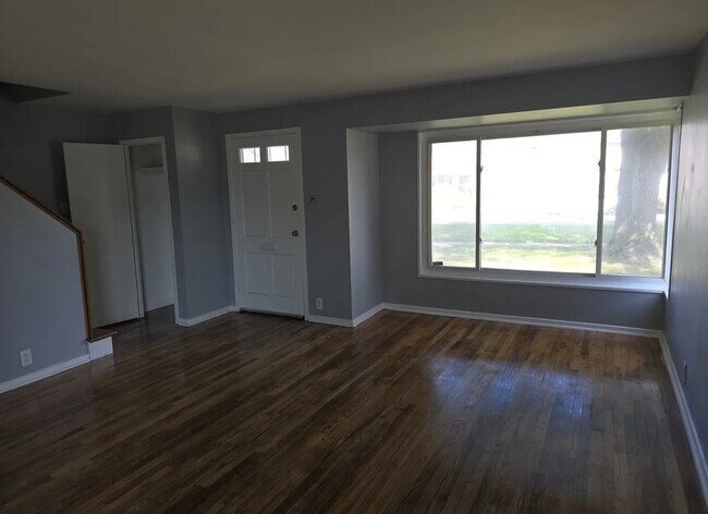 Puerta de entrada principal a la sala de estar - 43 Indianwood Blvd