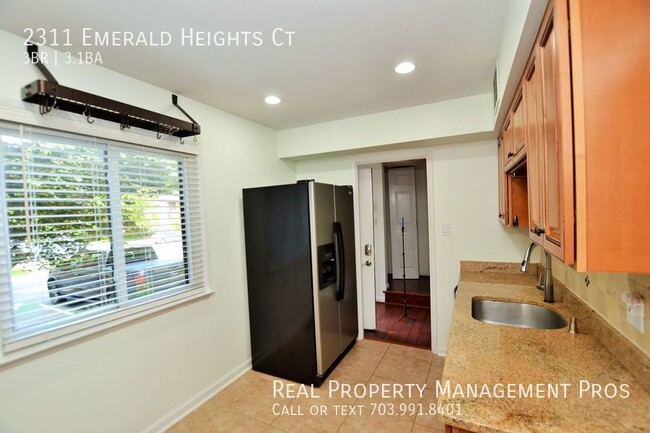 Building Photo - Beautifully Updated 3 Bedroom End Unit For...