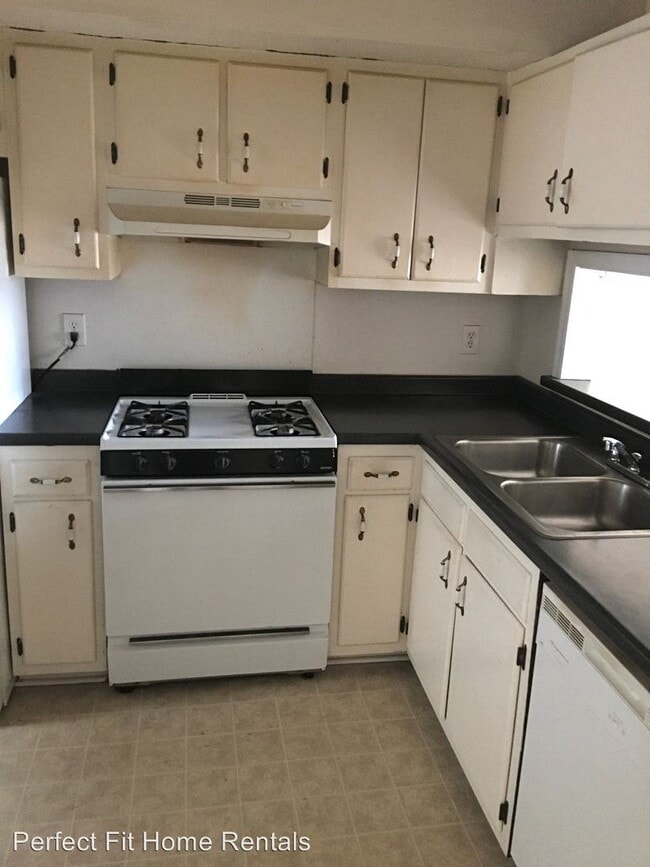 Building Photo - 4030 Hawthorne Cir