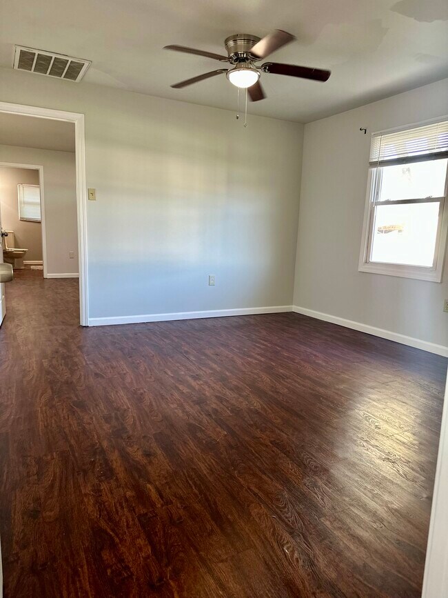 Foto del edificio - 5128 Oak Dr