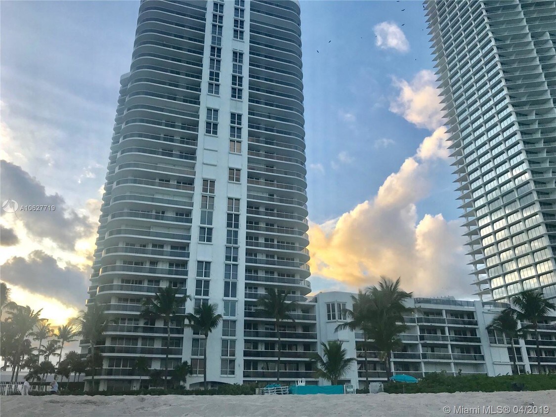 Primary Photo - 16711 Collins Ave