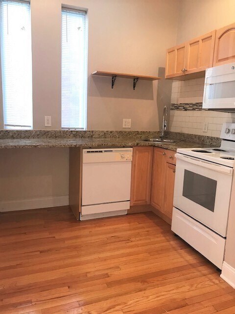 Kitchen - counter space for bar stools - 729 S Negley Ave