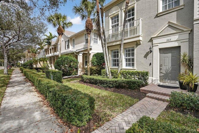 Foto del edificio - 203 E Thatch Palm Cir