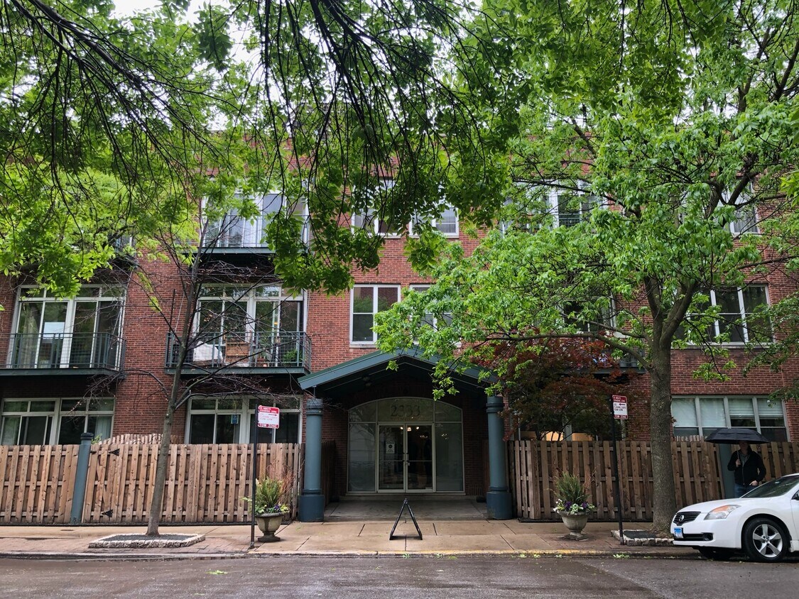 Primary Photo - 2333 W St Paul Ave