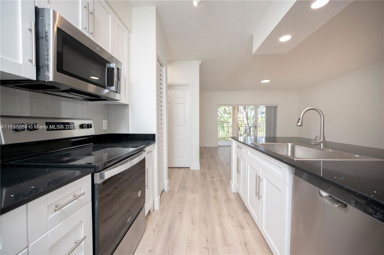 Foto principal - 2406 Centergate Dr