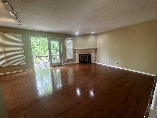 Building Photo - 3503 Lakeside Ct