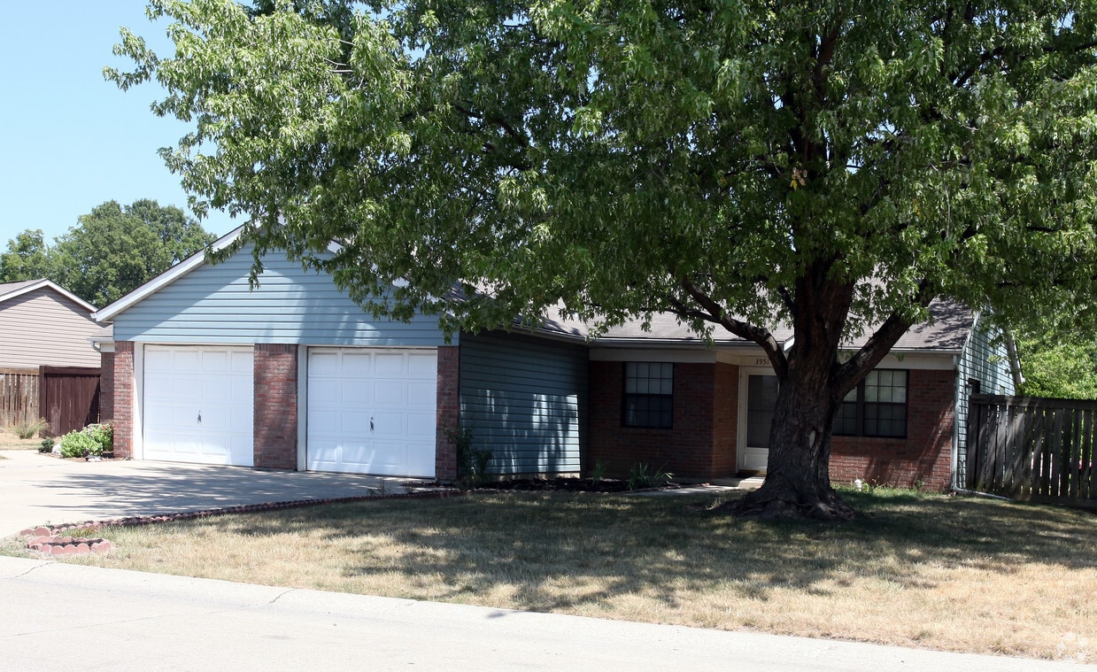 Primary Photo - Brickenwood Villages