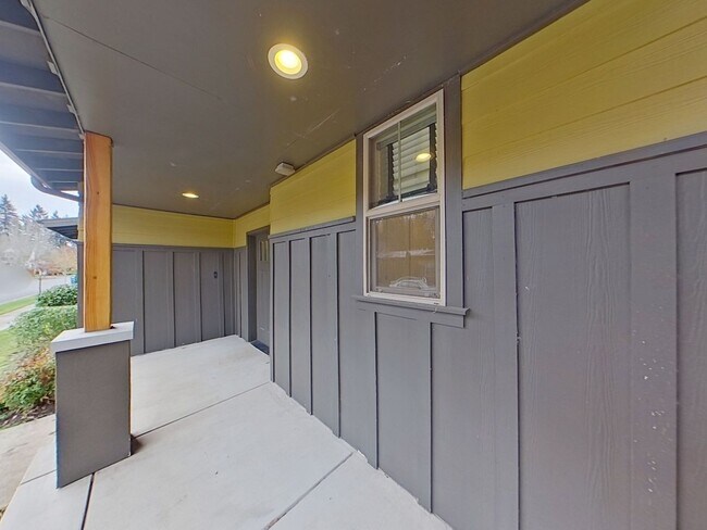 Building Photo - Newer Duplex Near Autzen Stadium - 3Bed/2Bath Home!