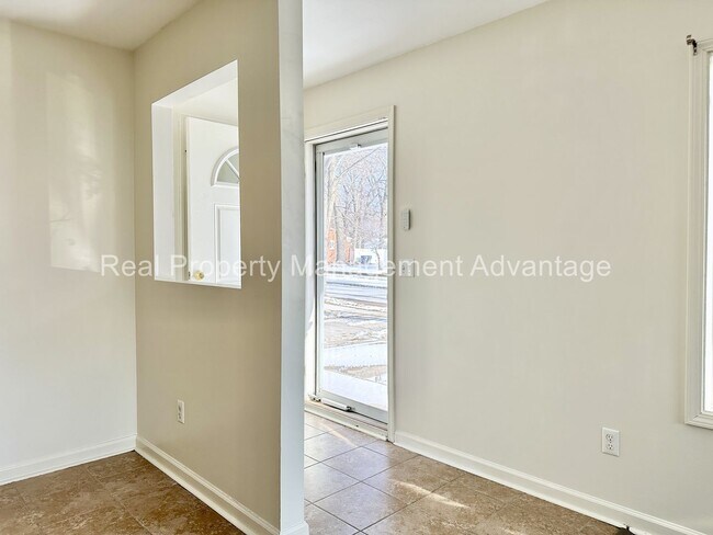 Foto del edificio - Fully Rebuilt 4-Bedroom Home with Spacious Backyard in Oak Park
