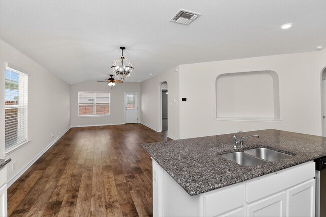 Foto del edificio - 2 Weeks Free!!! Spacious 4-Bedroom Home with Open Living & Private Fenced Yard