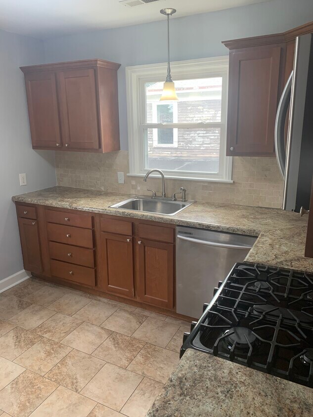Dishwaster/Oven/Stove/Microwave/Garbage Disposal/ Fridge/Freezer - 842 12th Ave