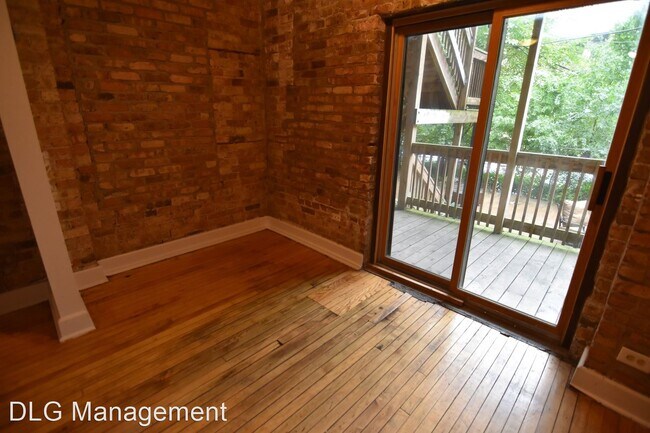 Building Photo - 652 W Roscoe St