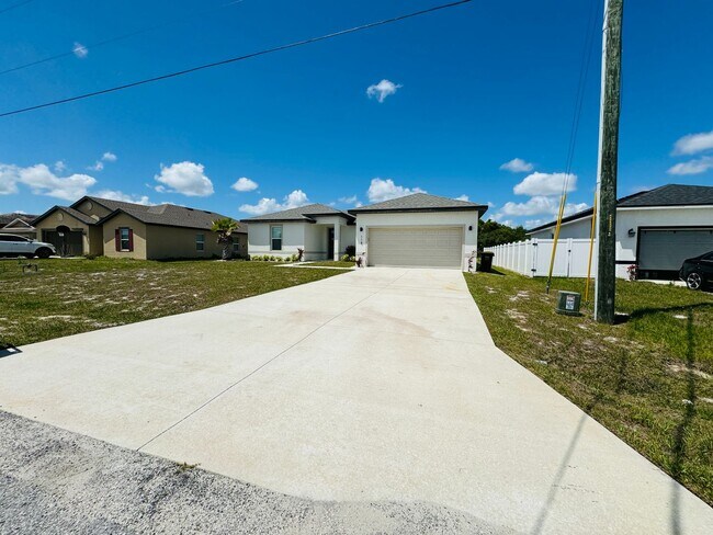 Building Photo - BEAUTIFUL 4/2 IN POINCIANA!