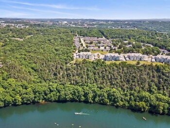 Building Photo - Lake view Condo in the middle of Branson