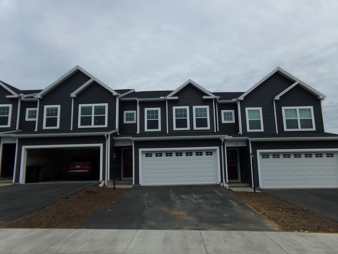 Primary Photo - 3 bedroom, 2.5 Bathroom Townhouse