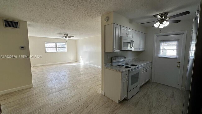 Foto del edificio - 7480 SW 10th St