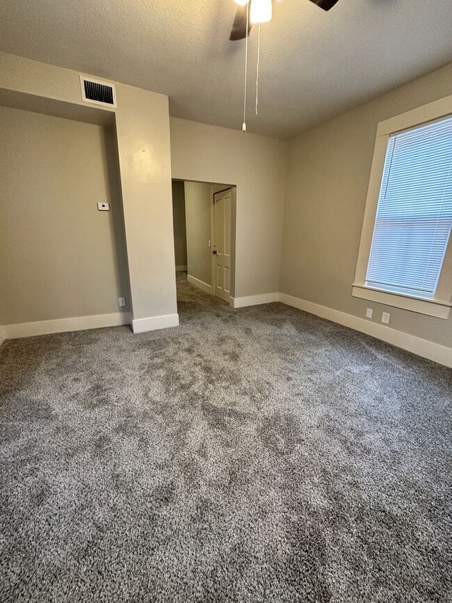 Building Photo - Minutes from Downtown Wichita