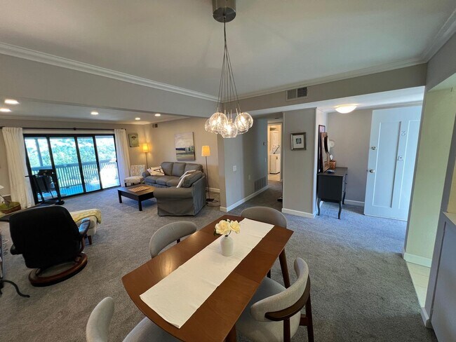 Foto del edificio - 2425 Golden Rain Rd