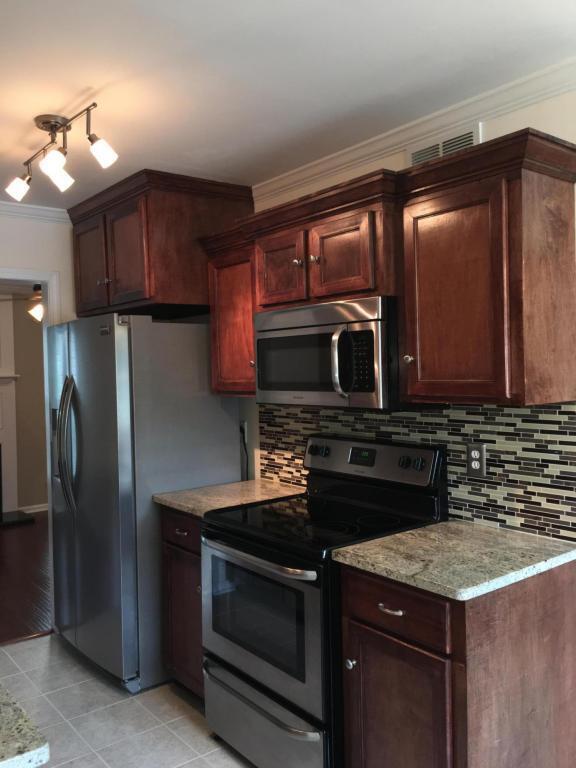 Building Photo - Fresh Paint and Flooring 3Br Townhome on S...