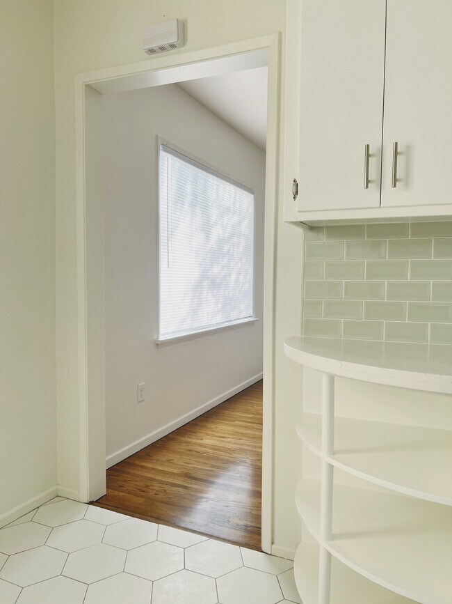 Kitchen - 2500 Drake St