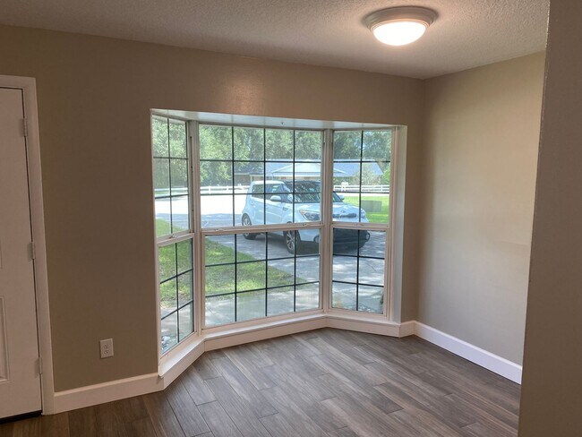 Foto del edificio - Newly Remodeled 2 Bedroom/2 Bathroom Duplex With 1 Car garage!!!!