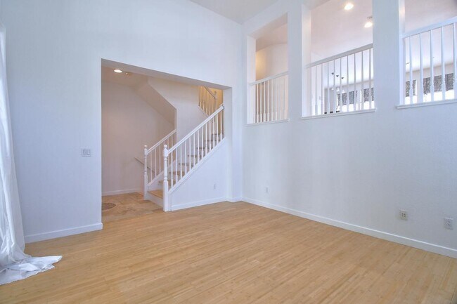 Building Photo - Stunning Townhome in Downtown San Jose – B...