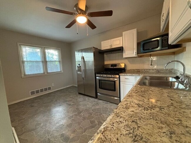 Foto del edificio - 2BR w/ Large Backyard near Pleasant Hill