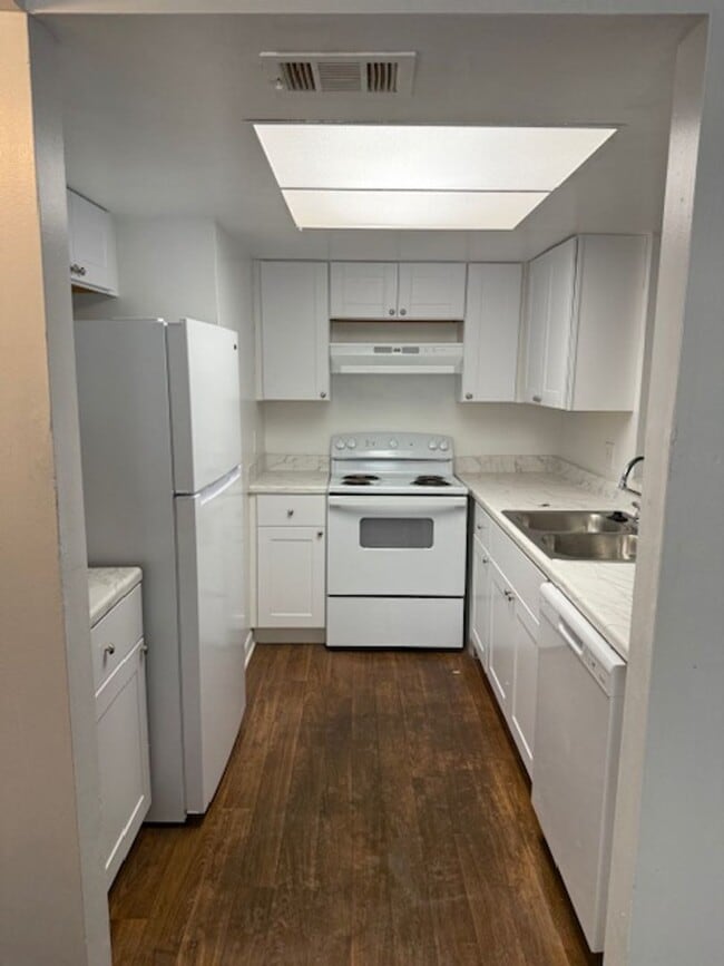 Building Photo - Coral Gardens one bedroom condo