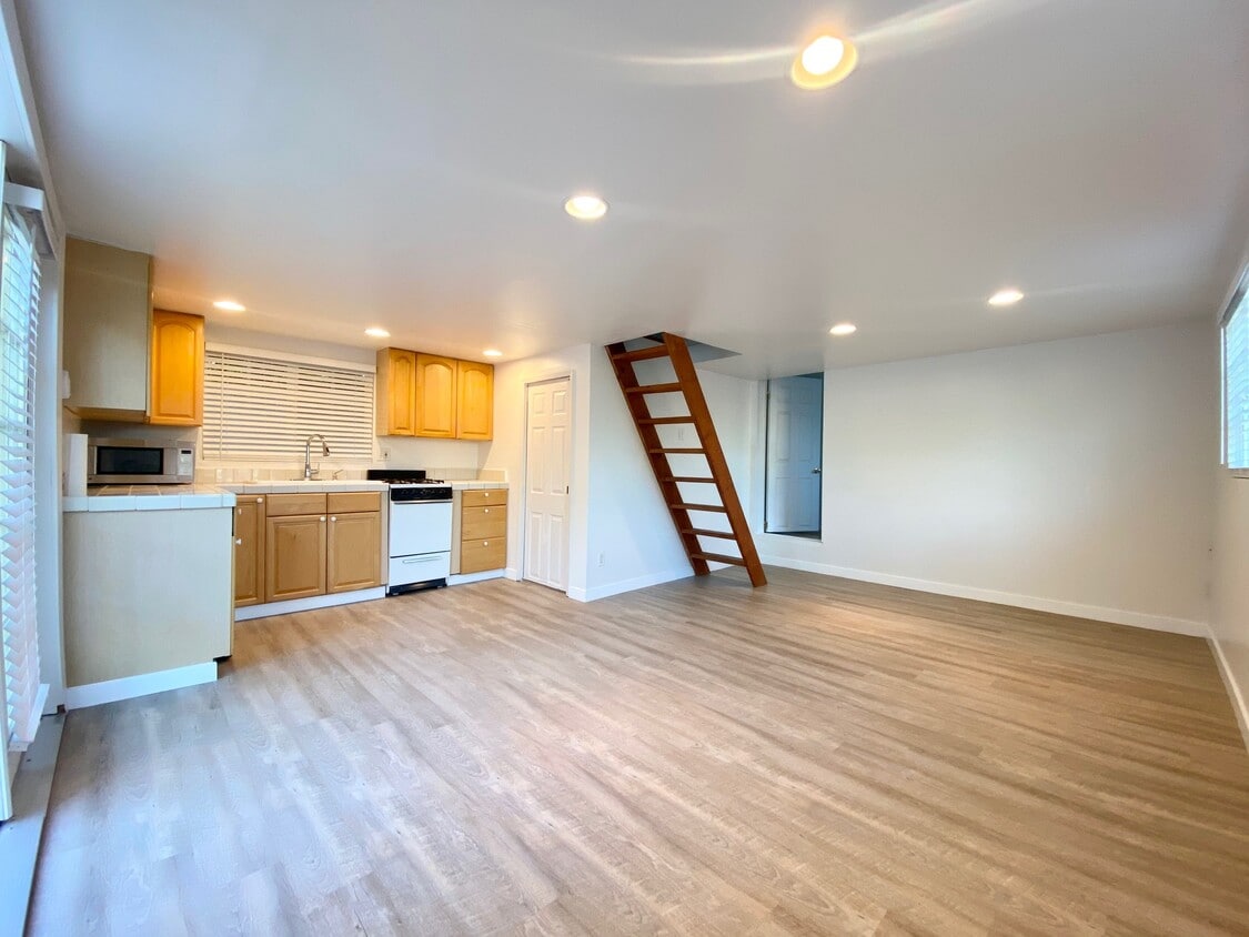 Primary Photo - 2439 Cabrillo Ave
