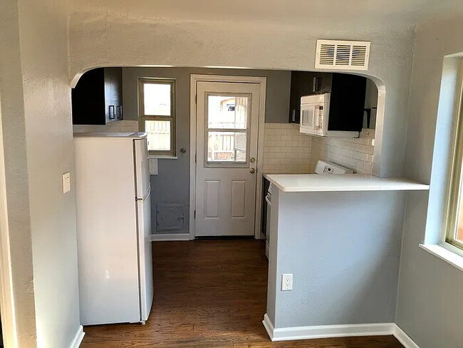 Foto del edificio - City Park Gem! Pet Friendly 2-bed 1-bath duplex with parking included!