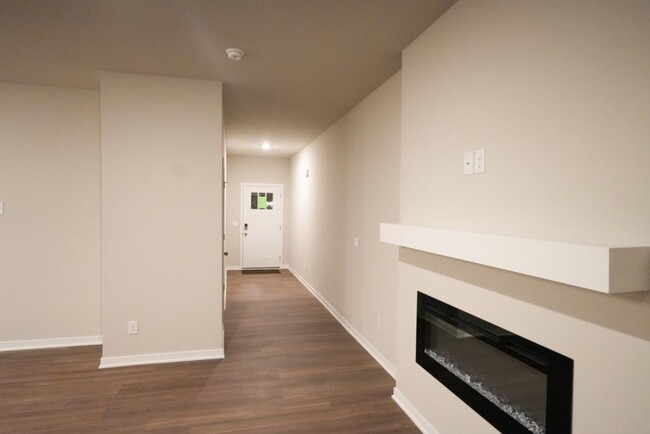 Building Photo - Spacious 3-Bedroom Townhome with Access to...