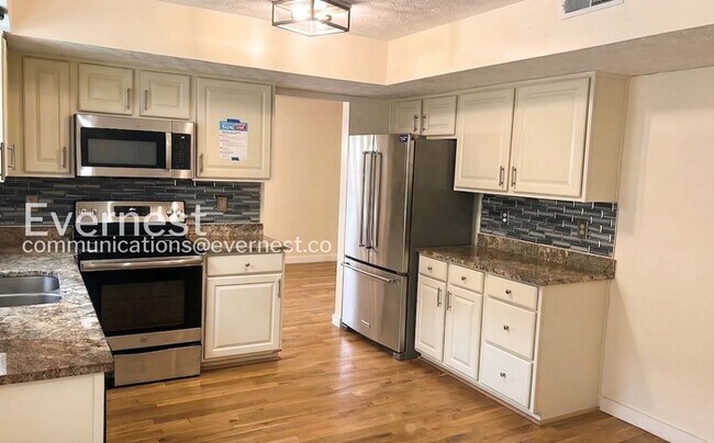 Building Photo - 4 Bed/2.5 Bath Home with Garage / Pet-Friendly / Vouchers Accepted / Available Now!