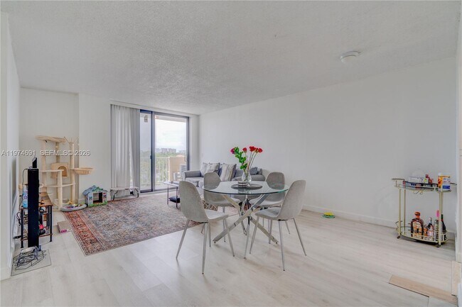 Foto del edificio - 2350 NE 135th St