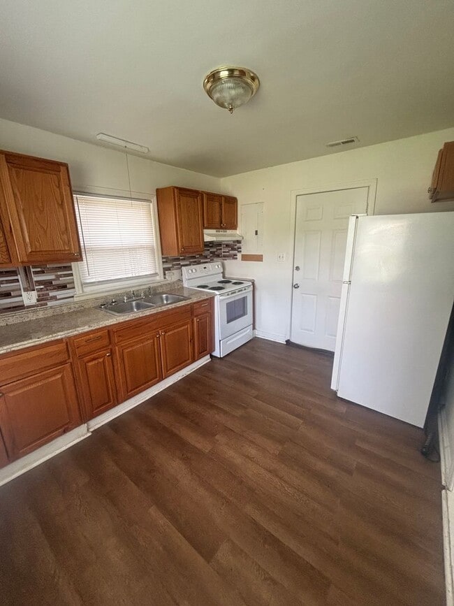 Building Photo - **IF YOU SIGN A 2 YEAR LEASE,  PAY RENT ON TIME EACH MONTH AND DONT DEFAULT ON YOUR LEASE. WE WIL...