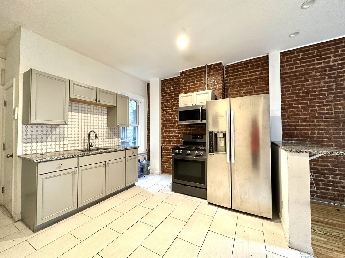Foto principal - 938 West Side Ave